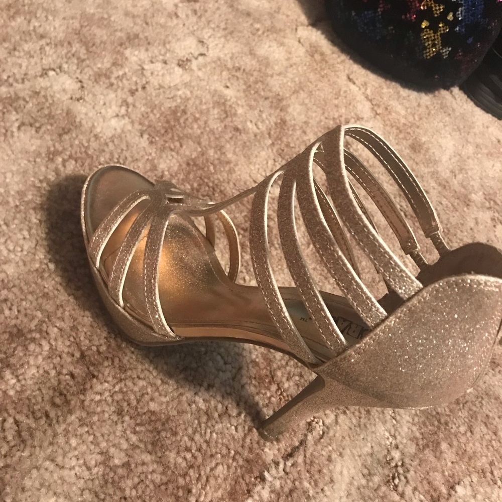 Beautiful Gold Heels! - Picture 4 of 4
